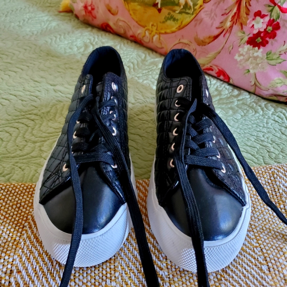 Mudd Beyley Sneakers. Quilted Shiny Black